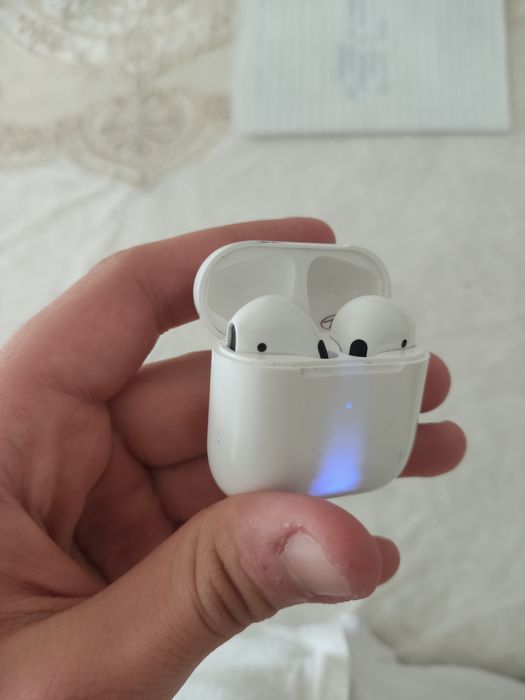 Apple AirPods хз какой модель 50.000 сум