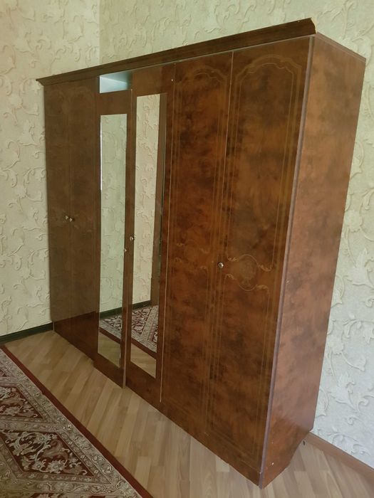 микроволновка, стол, шкафы