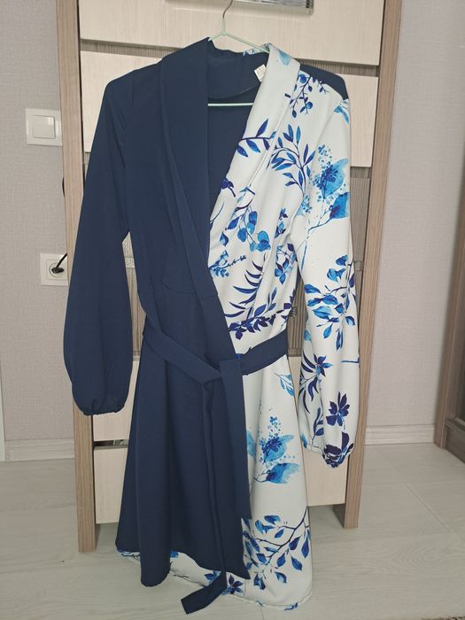 Продаю платье синие с запахом