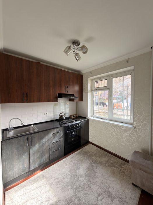 Продаётся уютная 2-комнатная квартира на 1 этаже.