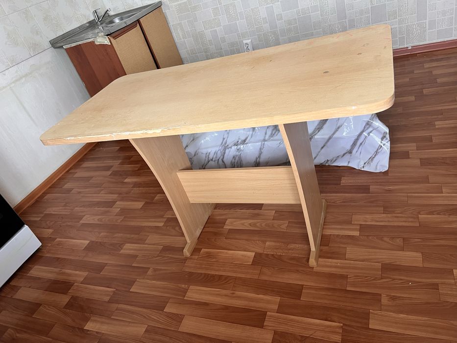 Продам стол обеденный