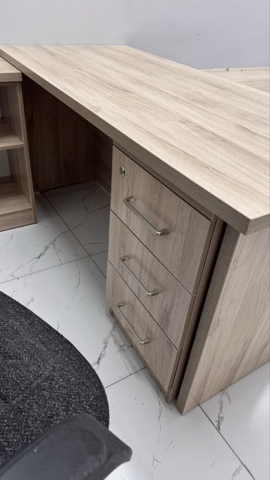 Стол и стул для руководителя