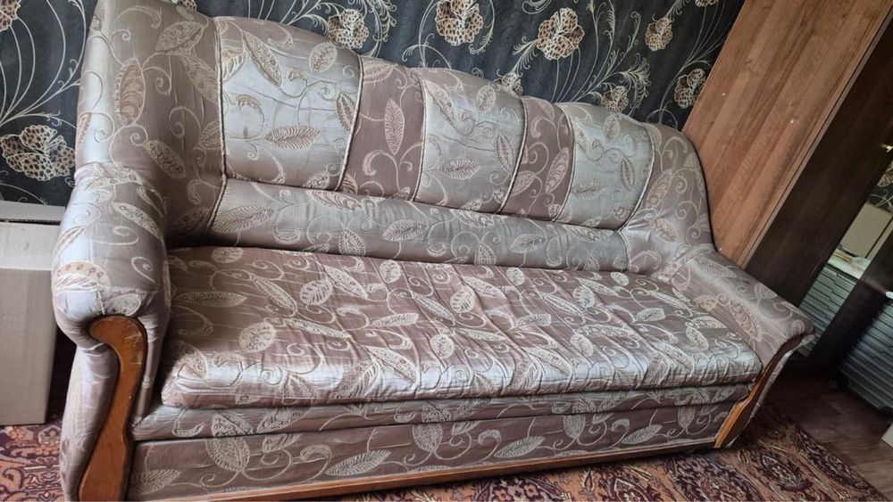 Продам диван в соеднем состоянии