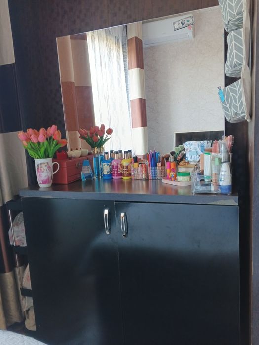 Двухспальная кровать продается и трюмо