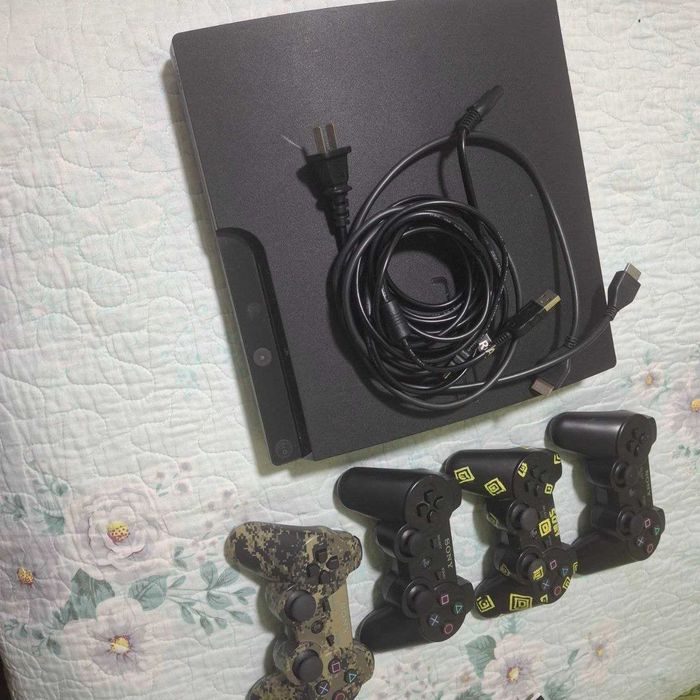 Playstation 3 с четырмя джойстиками