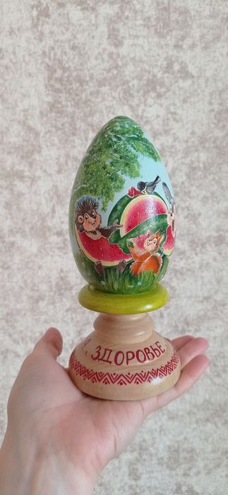 Деревянное яйцо на подставке