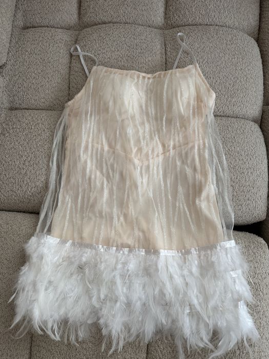 Елегантна рокля с пера