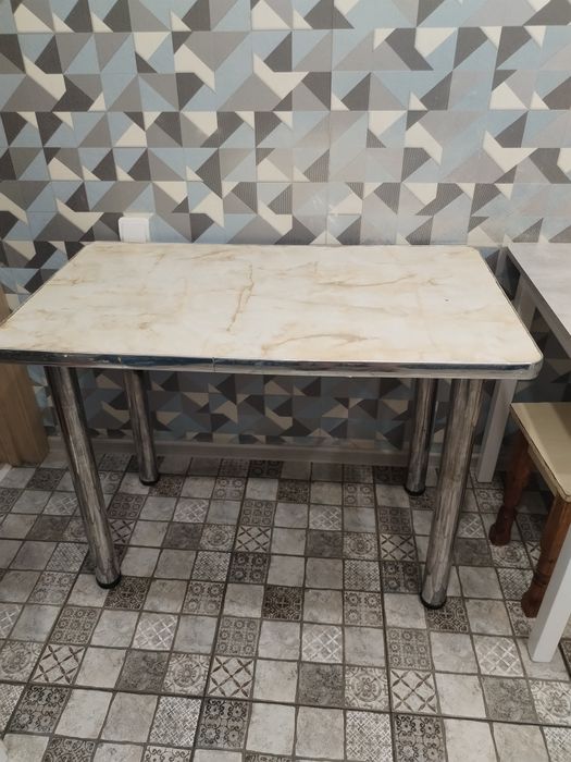 Продам кухонный стол