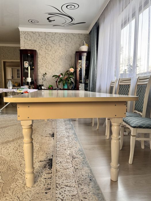 Срочно продам стол для гостинной