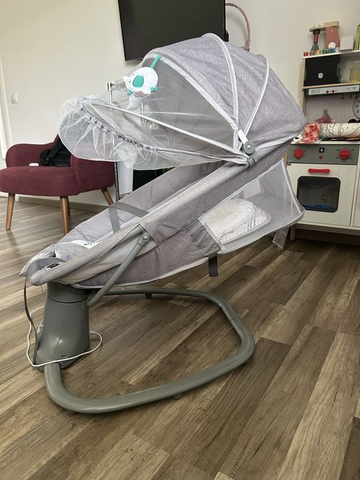 Vând balansoar / leagăn electric Mastela 3 în 1 pentru bebeluși, în stare foarte bună, curat și complet funcțional.