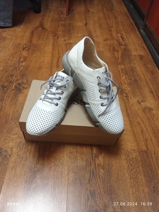 Продам кроссовки