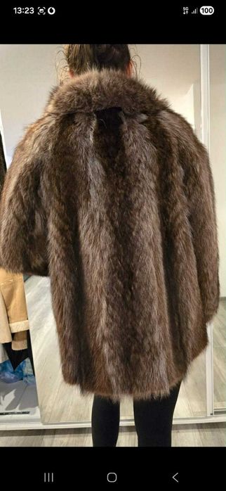 Blana naturala  (nu știu exact de la ce animal e) dar este superba