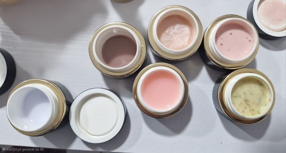 Vând produse manichiura