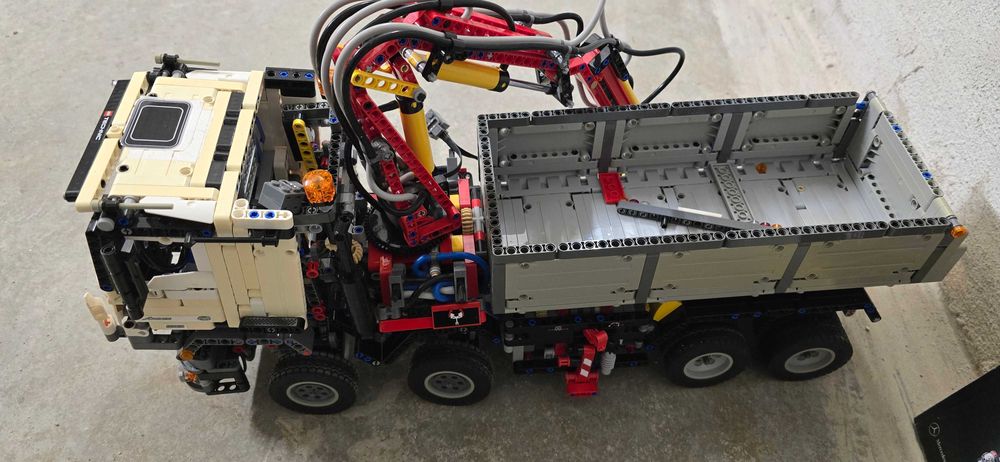 Lego Mercedes-Benz Arocs + lighting kit + 2 battery box 42043 2в1