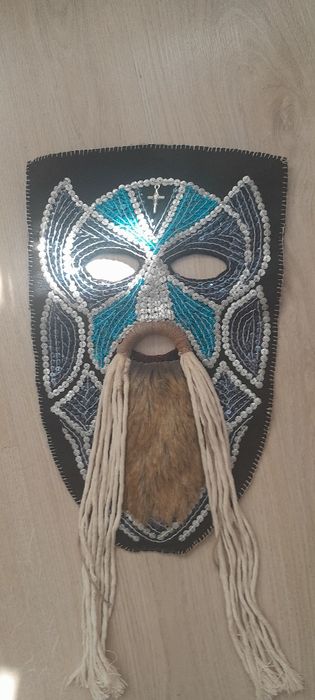 Кукерски маски с пайети