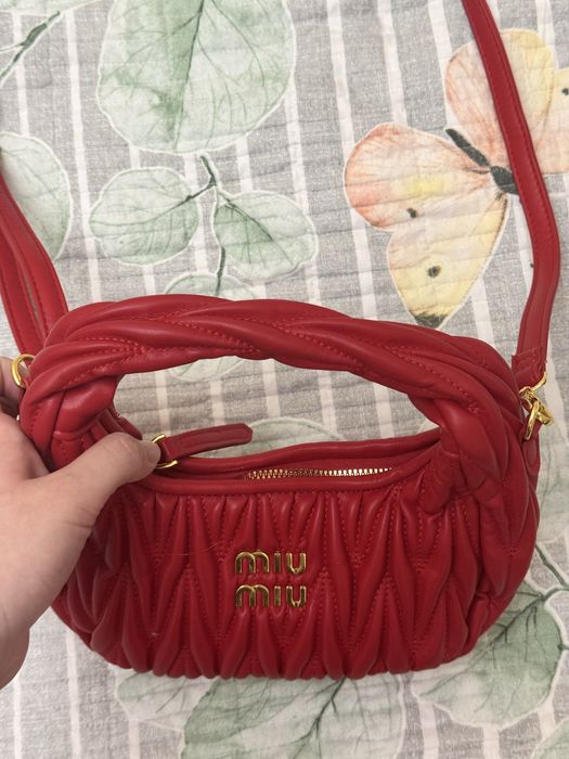 Сумки продаются miu miu и longchamp