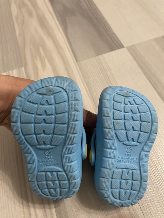 Продаю детскую обувь кроксы