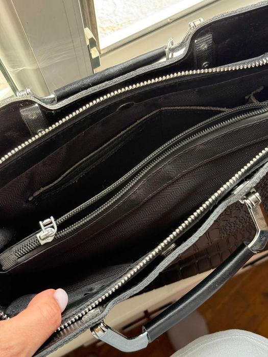 Элегантная чёрная женская сумка с тиснением под кожу рептилии