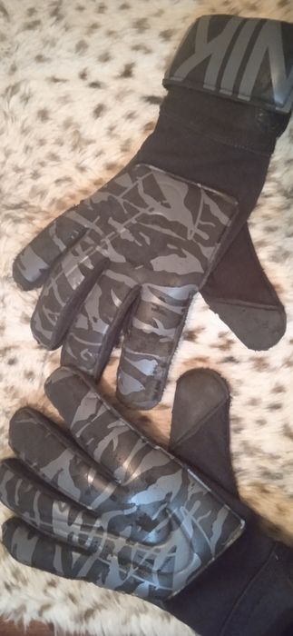 вратарские перчатки Найк