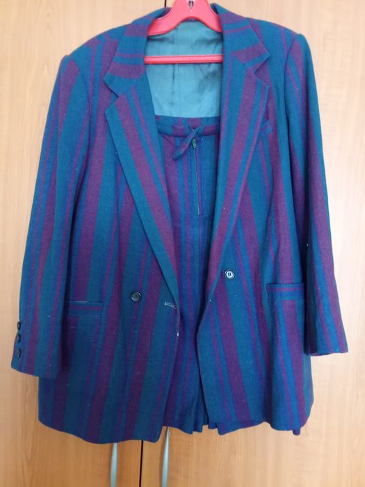 Продавам дамски вълнен костюм.