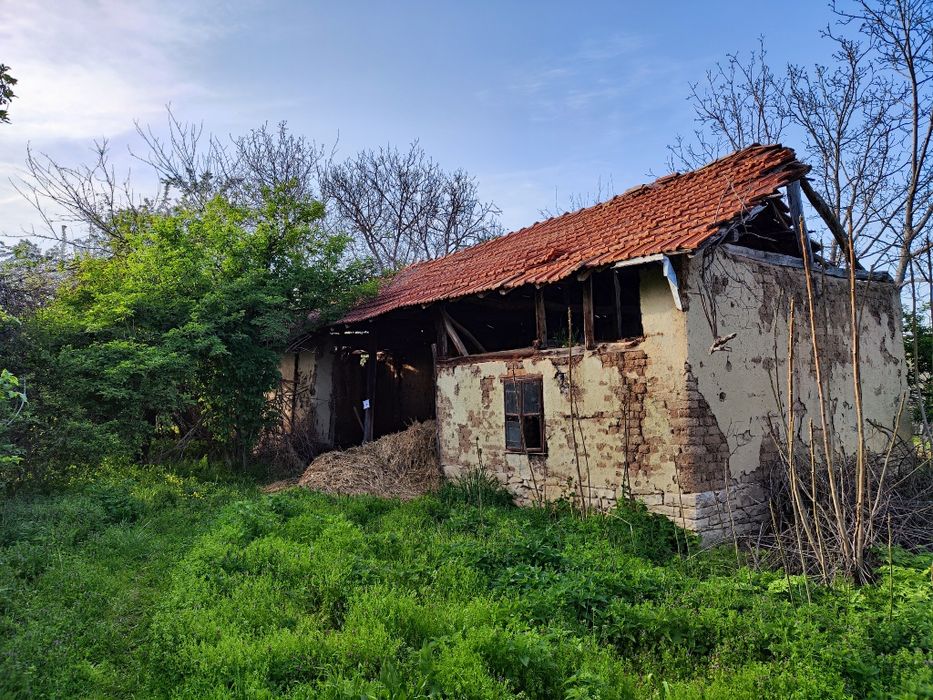 Къща с двор 1500кв.м