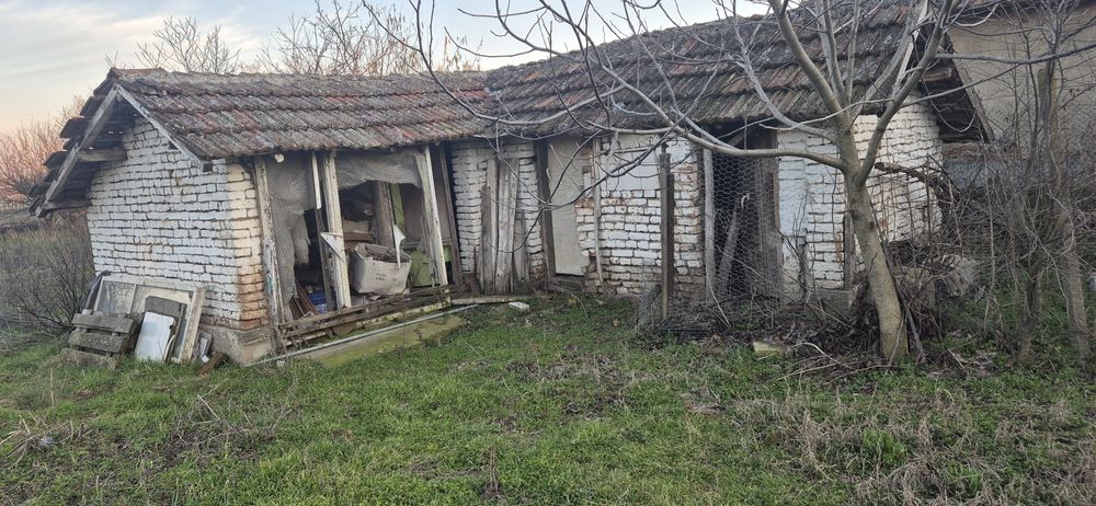 Къща с гараж и допълнителна постройка