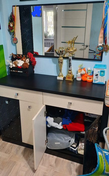 Продам комод с зеркалом.