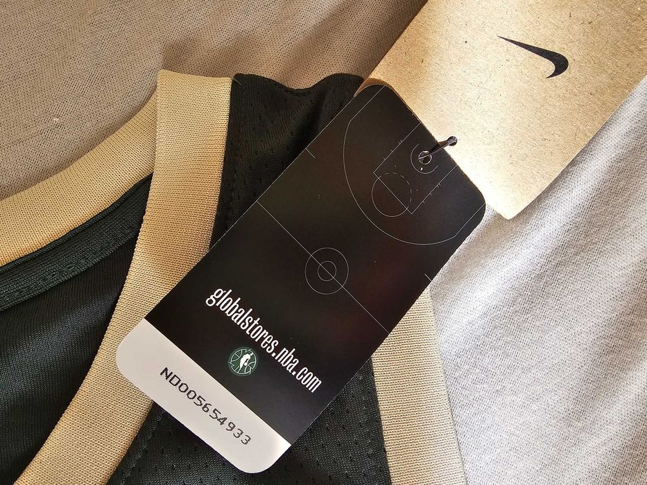 Потник на Milwaukee Bucks с автограф от Giannis Antetokounmpo