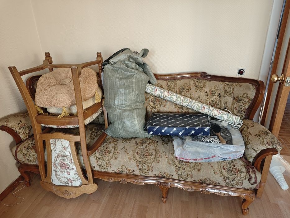 Румынский диван, кресла и столик
