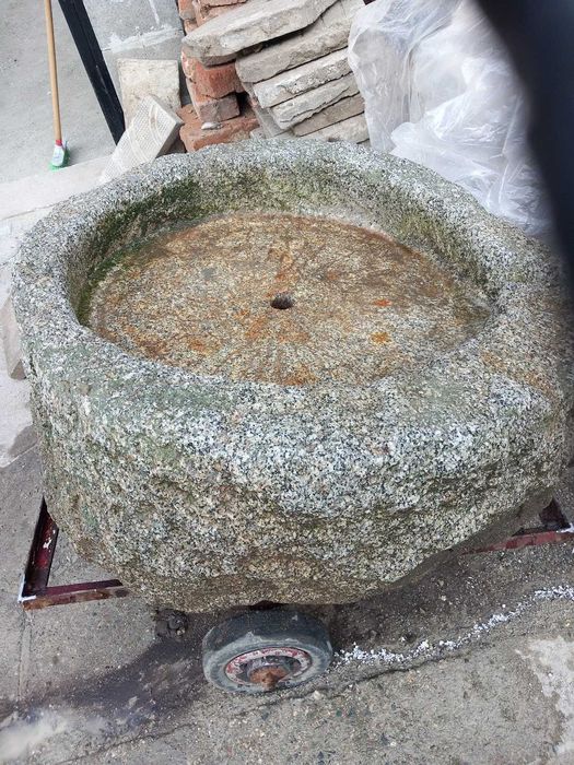 Воденичен камък  от малка   воденица.