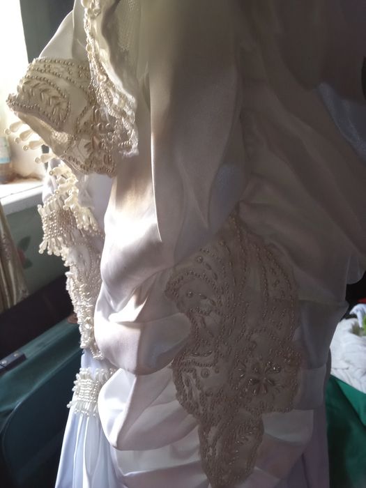 Белое нарядное свадебное платье ручной работы