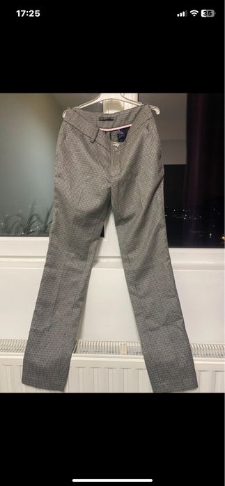 Pantaloni noi , de la Guess , originali