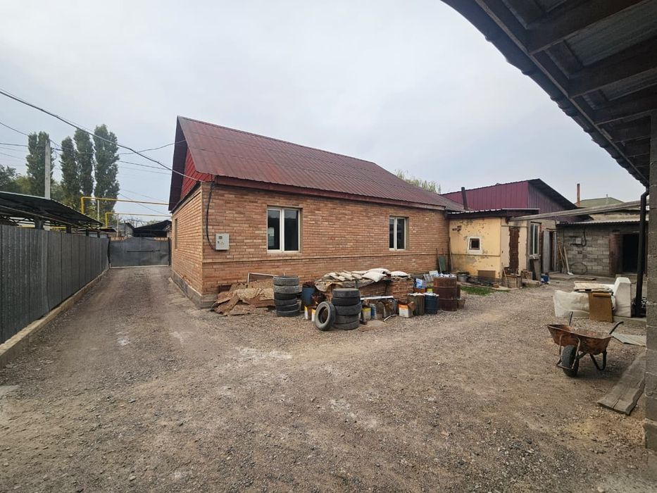 Дом с мебельным цехом