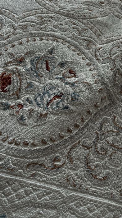 Продам ковер красивый 3на 5 м