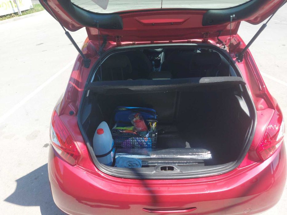 Peugeot 208 1.2 бензин 82к.с  2013г.