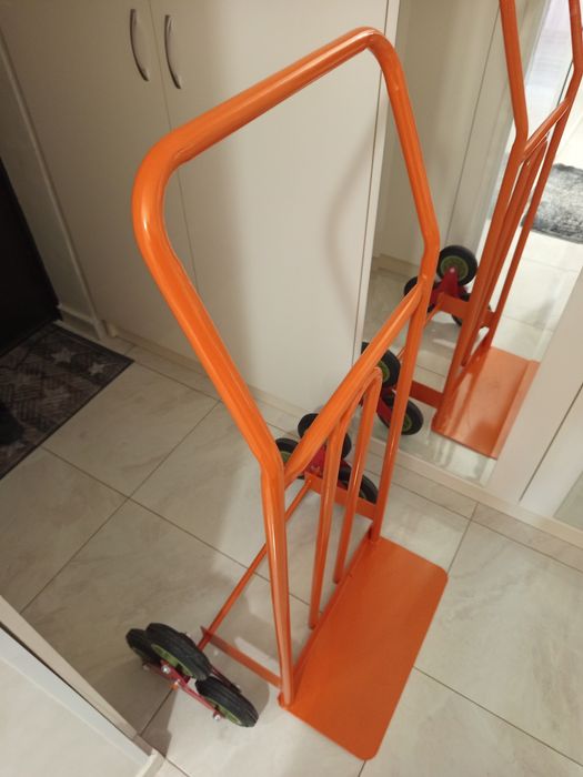 Товарна количка за стълби под наем