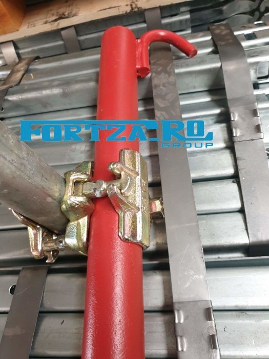 Scara pentru podina cu trapa pentru schela