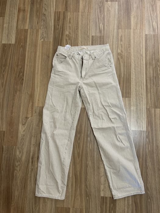 levi’s low waisted baggy jeans