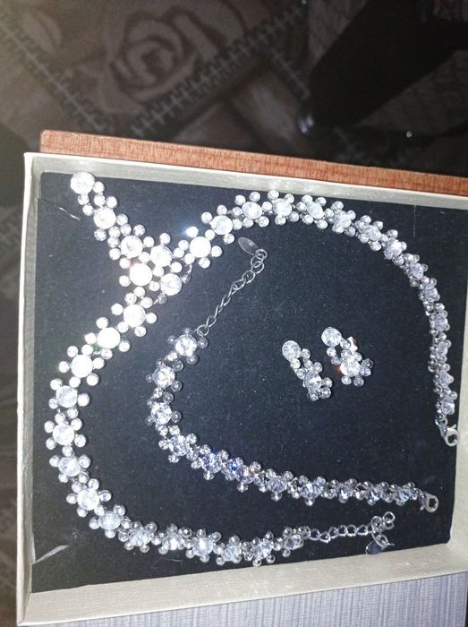 Колье, браслет сережки комплект очень красивый