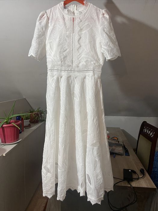 Продам платье белое кружевное