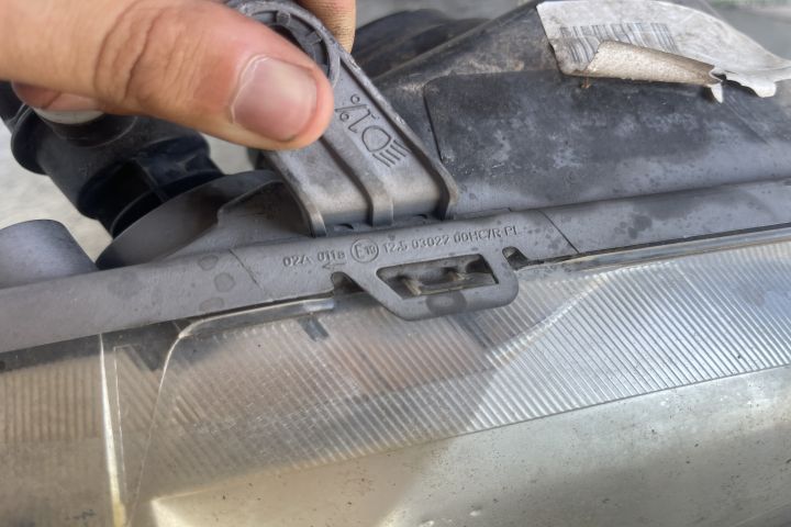 Far dreapta 8200211006 Dacia Logan prima generatie