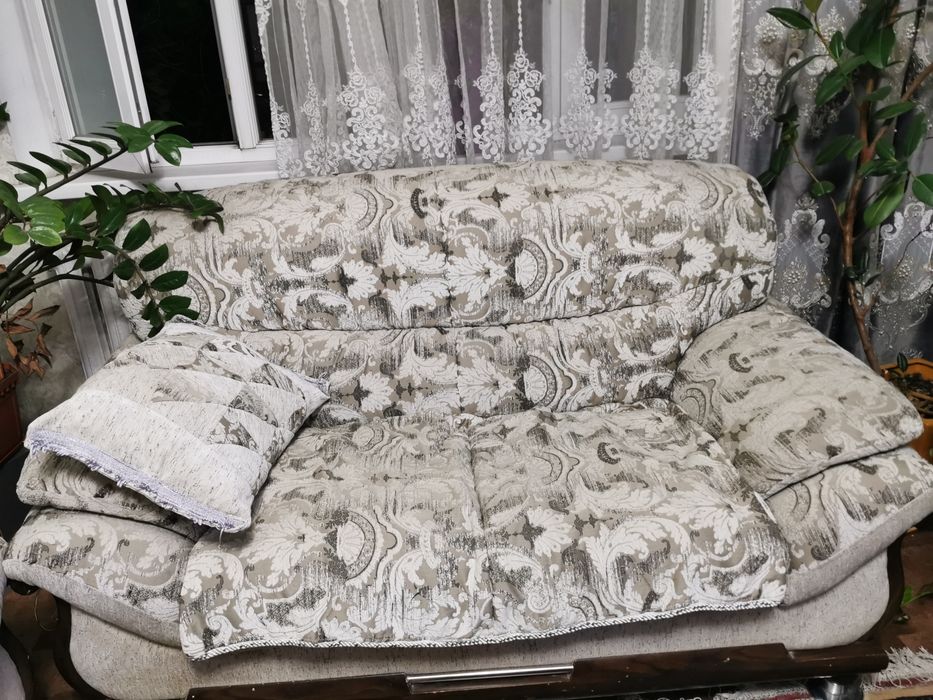 Продам Два дивана и кресло