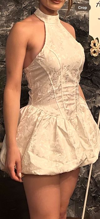 Елегантна къса бяла рокля