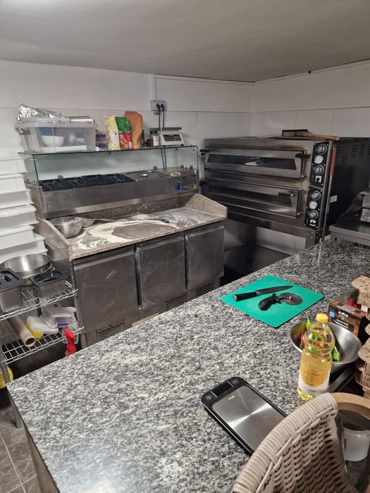 Afacere la cheie, pizzerie stradala complet utilata!