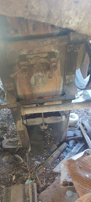 Mașină de bătut, curățat porumb manuala foarte veche
