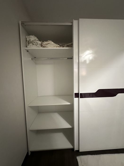 Бял гардероб с плъзгащи врати