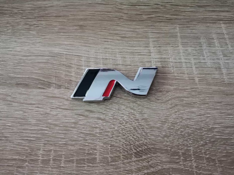 сребриста емблема Хюндай Ен Hyundai N