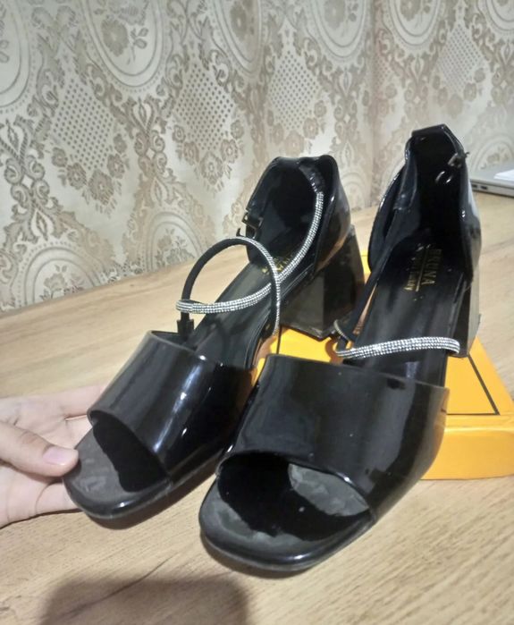 Черные босоножки