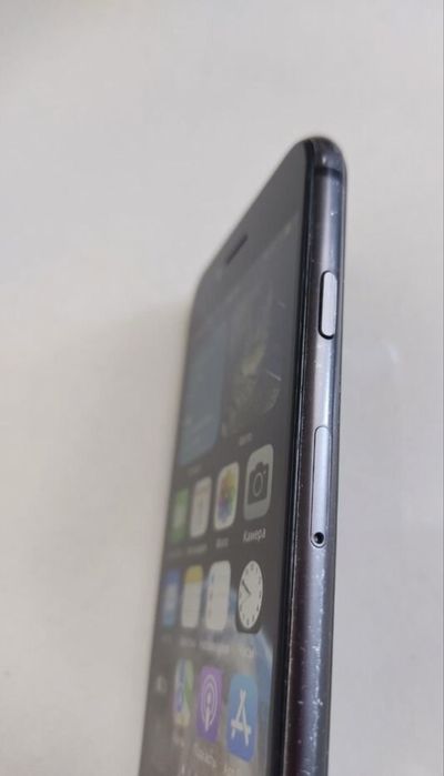 Iphone 8  память 64 гига