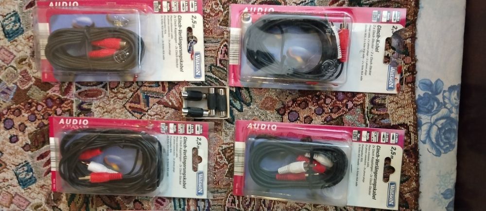 Лот от разпределител за аудио с-ма,кабели,5-ци,съединители и др.